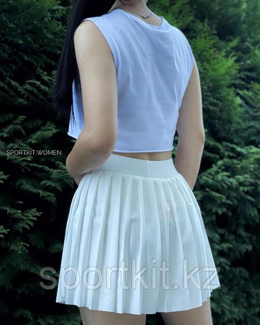 Ақ трусики юбка астында