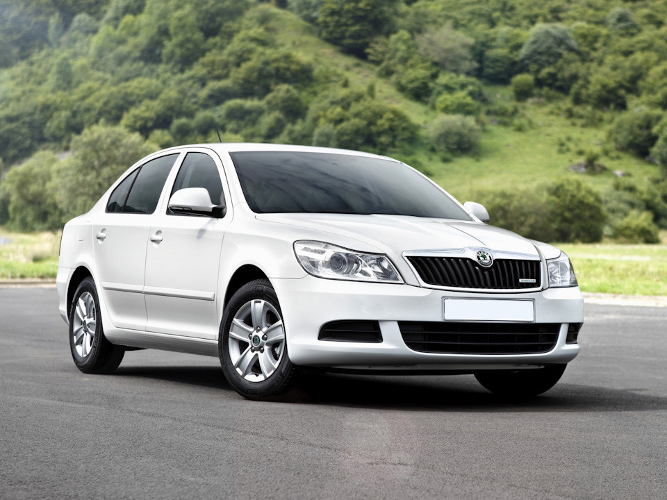 Переходные рамки на Skoda Octavia II (A5) рестайл (2009-2013) для установки модулей Hella 3/3R