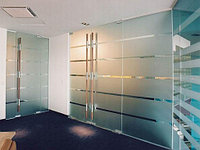 Оклейка окон, стен матовой пленкой