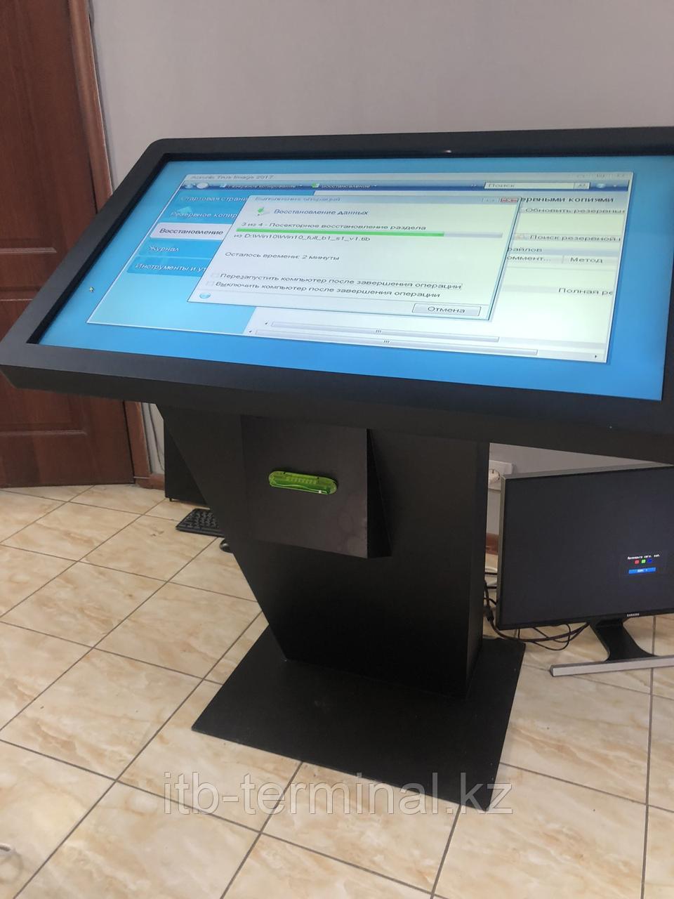 Сенсорный инфо стол 43 дюйма с системой Windows, фото 1