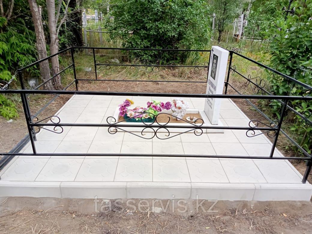 Памятник  мраморный  в Рудном с укладкой тротуарной плиткой