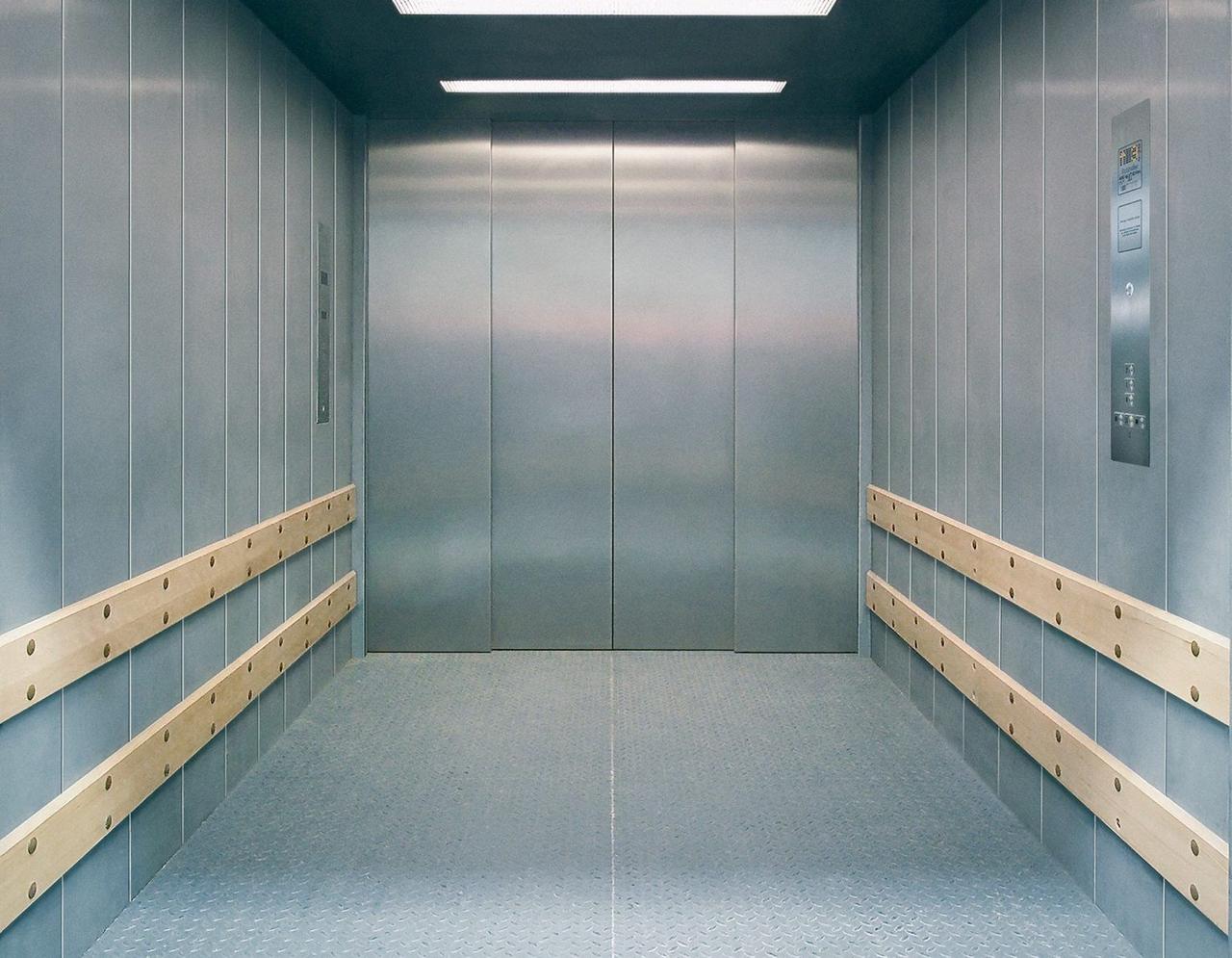 Грузовой лифт-подъемник для склада