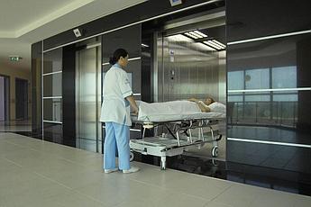Распашной больничный лифт