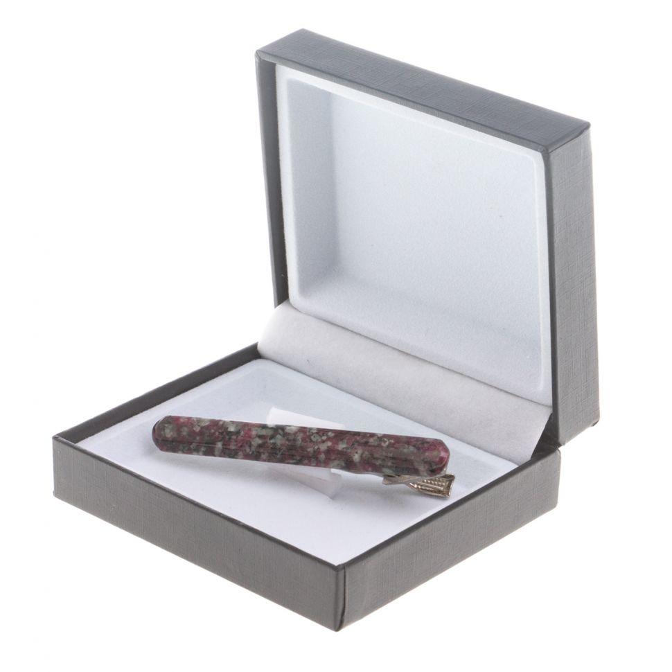 Зажим для галстука мужской камень эвдиалит в подарочном футляре / подарок отцу / подарки на 23 февраля - фото 2 - id-p102471245