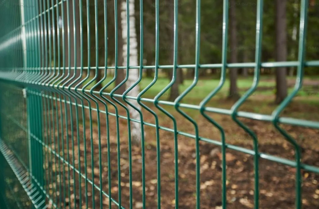 Ограждение гардис 3д. Забор с сетки рабицы. Сетка рябица или рабица. Сетка плетёная рабица зеленая пвх 55х55х2,5 мм (рулон 1,5х10 м). Сетка рабица 1,5х10 55х55х2,5 ral 6005.