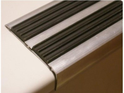 Алюминиевый угол с 2мя резиновыми вставками (1330 мм, черная), фото 1