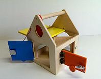 Домик с дверцами и замочками