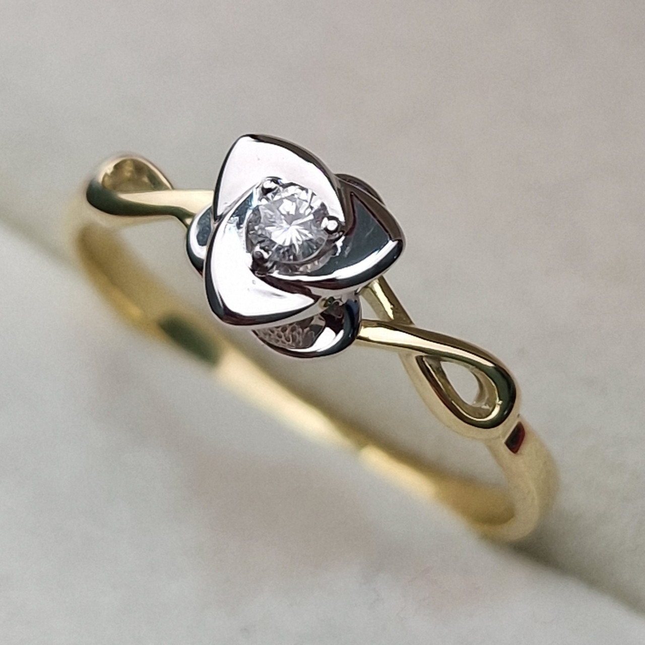 Золотое кольцо с бриллиантами 0.051Ct SI2/H, VG-Cut