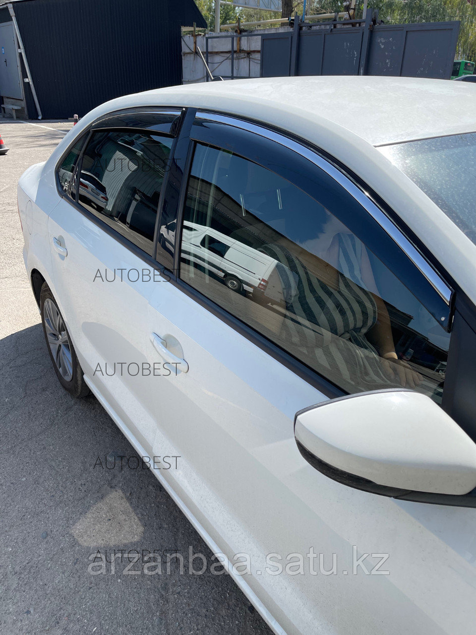 Ветровики (дефлекторы окон) на Volkswagen Polo с железным хромом