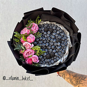 Букет из голубики с цветами