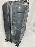 Средний пластиковый дорожный чемодан на 4-х колесах "Fashion". Высота 66 см, ширина 41 см, глубина 26 см., фото 3