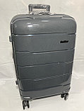 Средний пластиковый дорожный чемодан на 4-х колесах "Fashion". Высота 66 см, ширина 41 см, глубина 26 см., фото 4