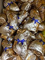 Шоколадные зайцы ЗОЛОТЫЕ с синим бантиком (на вес) 1 кг.