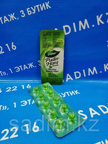 Әдемі қыздар әтешті ақырын сорып алады