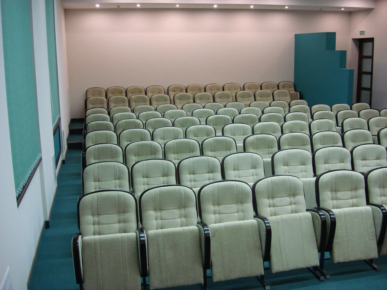 кресла для театров и концертных залов