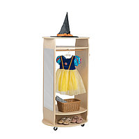 Открытый шкаф для костюмов ролевых игр