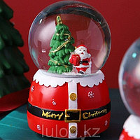 Музыкальный снежный шар большой "Дед Мороз с Подарками", 16см.