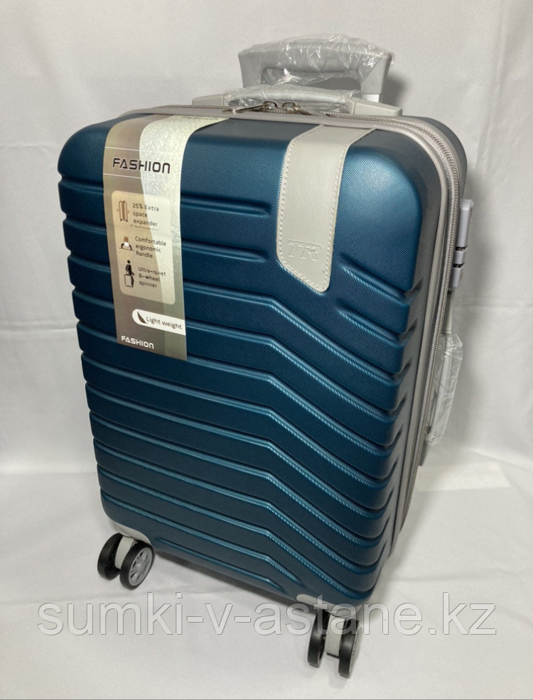 Маленький пластиковый дорожный чемодан на 4-х колесах "Delong" (высота 56 см, ширина 35 см, глубина 23 см)