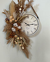Часы настенные ,в композиции с сухоцветами, высота 80-100 см ,размах 60-70 см, цвет бежевый , натуральный.