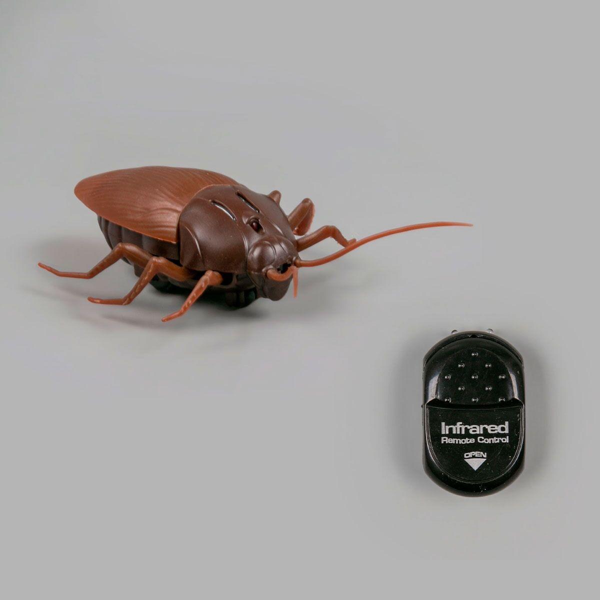 Innovation: Радиоуправляемая игрушка Таракан на пульте управления