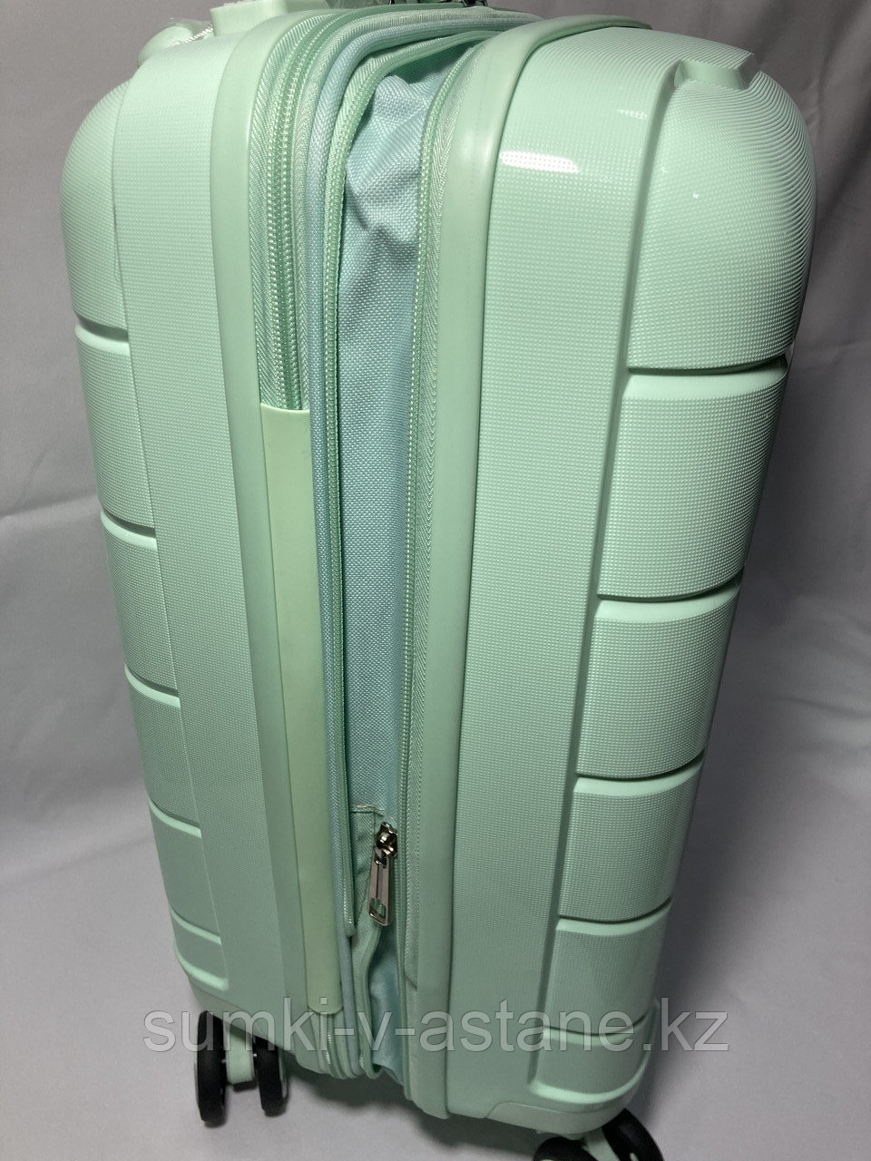 Маленький пластиковый дорожный чемодан на 4-х колёсах "Fashion" (высота 55 см, ширина 36 см, глубина 24 см) - фото 9 - id-p100072369