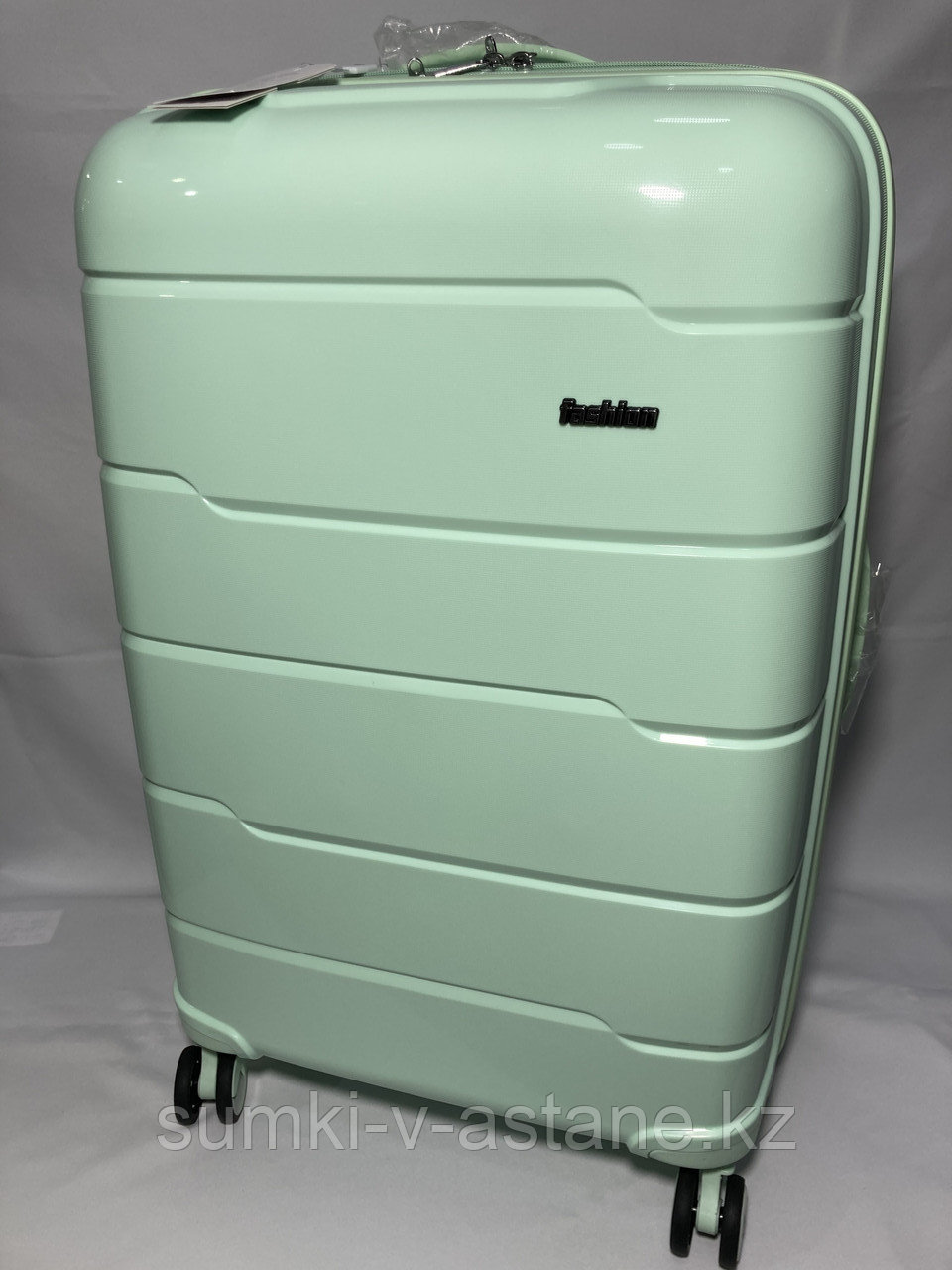 Большой пластиковый дорожный чемодан на 4-х колёсах "Fashion". Высота 75 см, ширина 49 см, глубина 30 см.