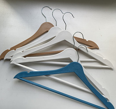 Плечики тонкие с эффектом дерева в разных цветах