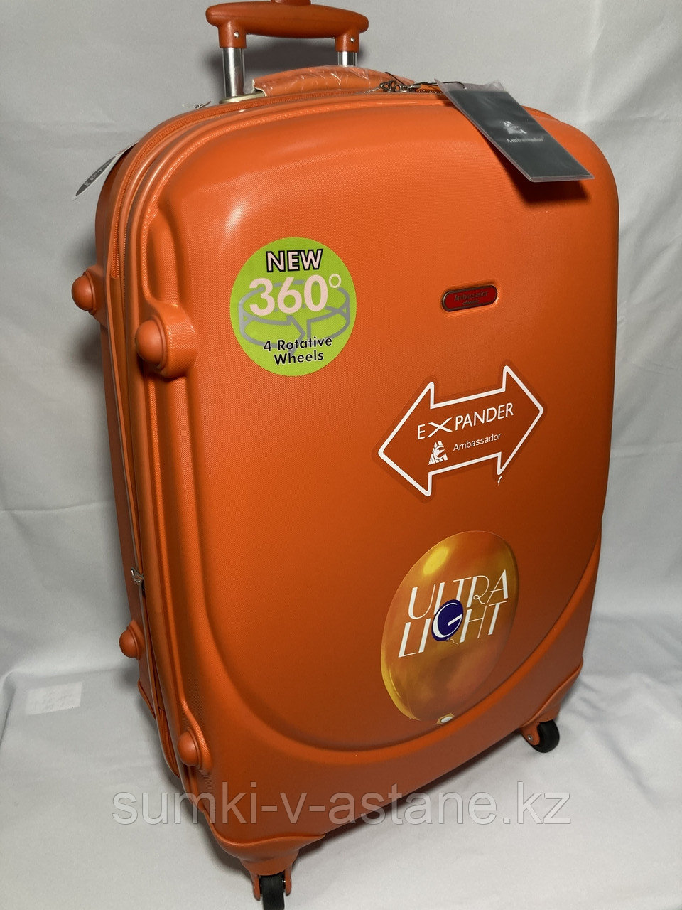 Большой пластиковый дорожный чемодан на 4-х колёсахAmbassador (высота 79 см, ширина 49 см, глубина 29 см)