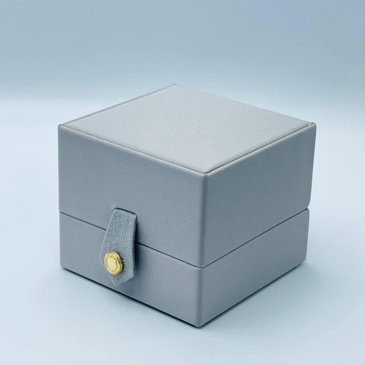 Ювелирная коробочка серая с кнопкой для кольца 19375-138