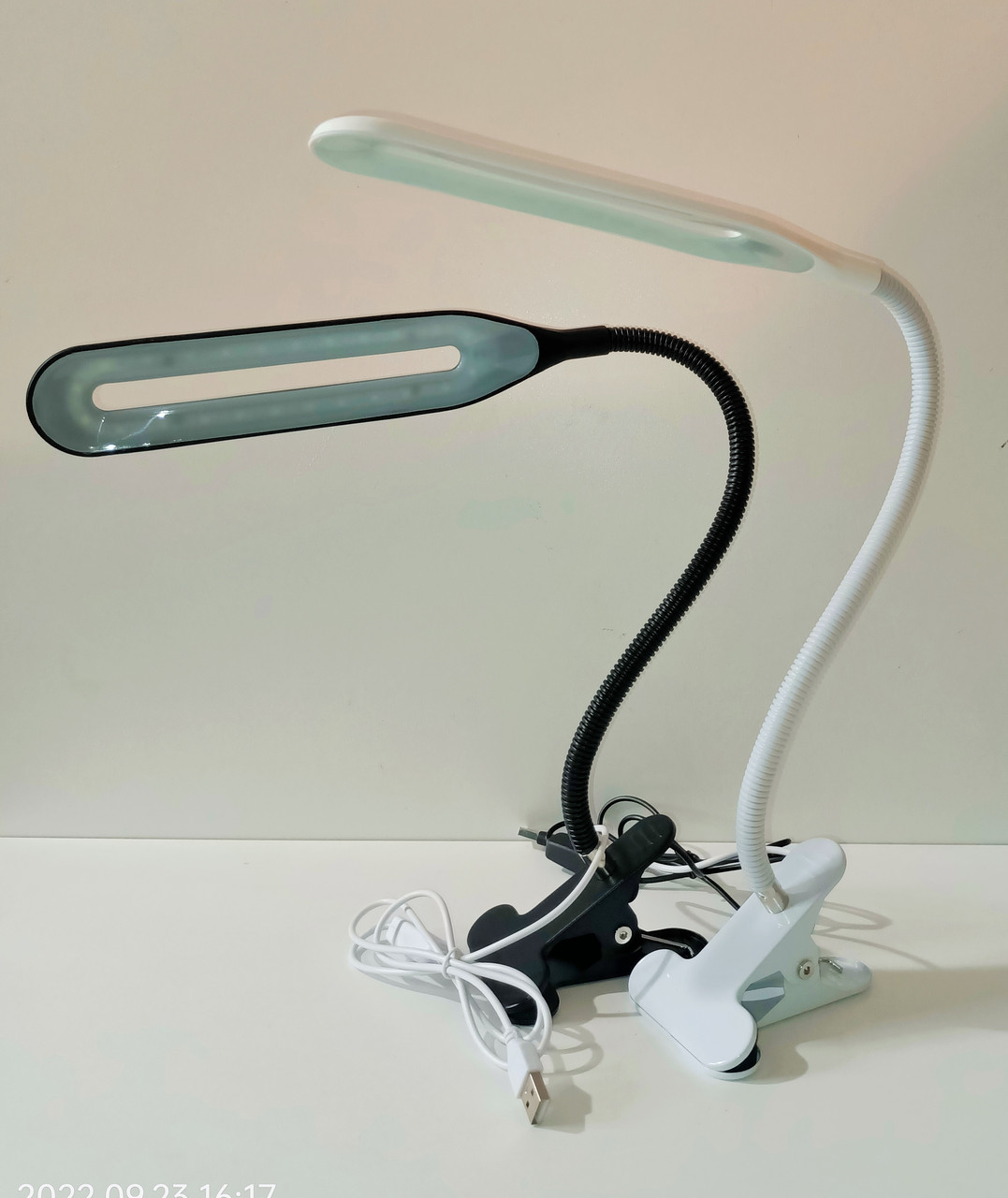 Настольная лампа светодиодная, гибкая, на прищепке, подключение через USB - фото 1 - id-p103719933