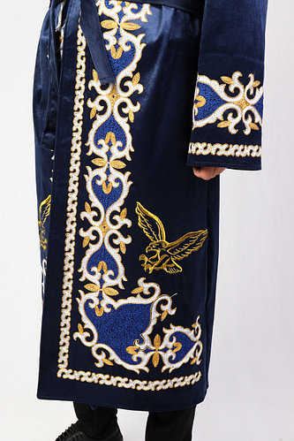 Қарап тұрған Томды қарау