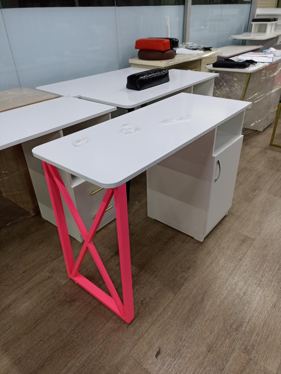 Маникюрный стол с розовым основанием BM-MS-009