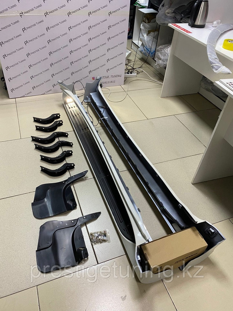 Подножки на Land Crusier Prado 150 2010-21 с подсветкой (Белый цвет), фото 1