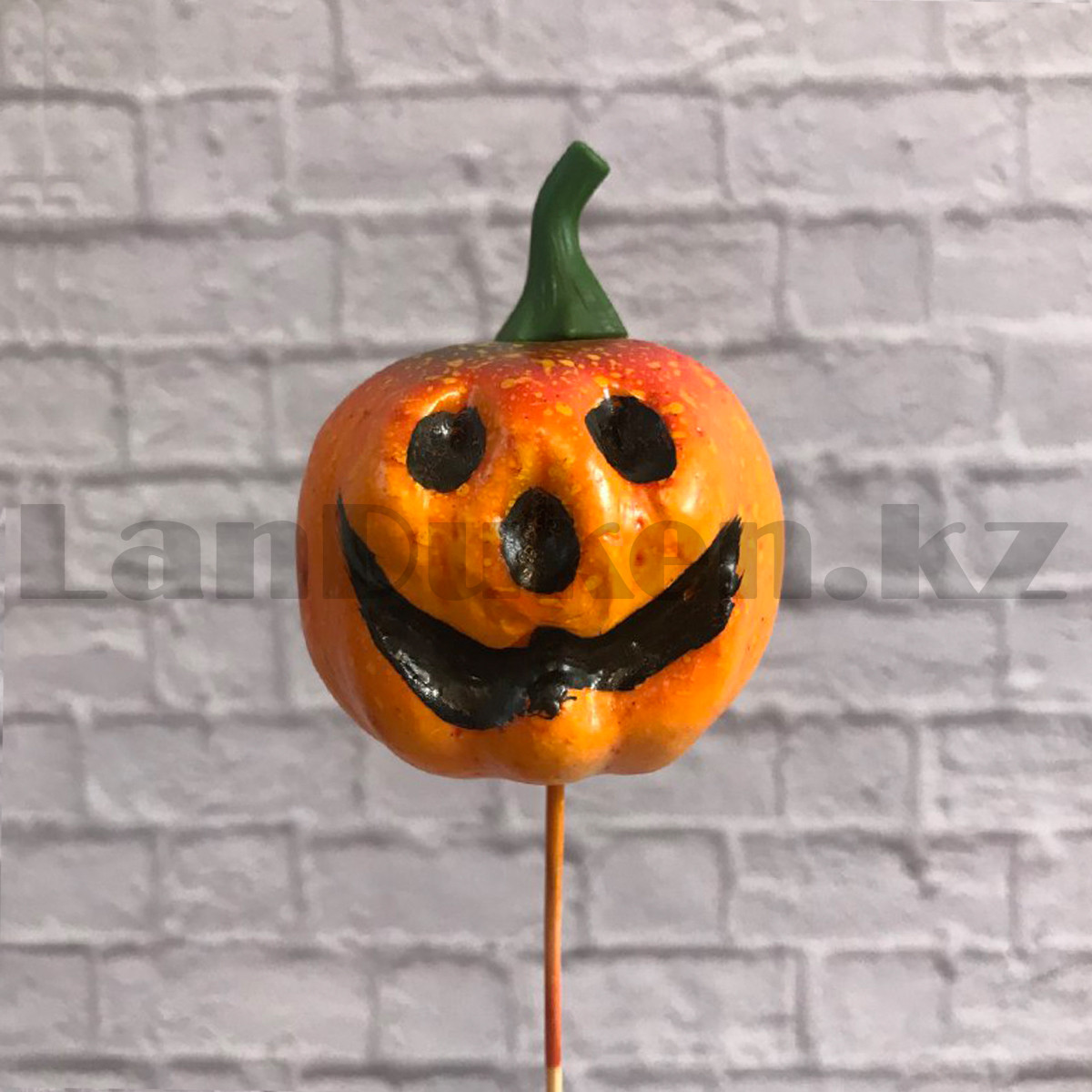 Искусственная тыква декоративная муляж на палочке маленькая оранжевая для Хэллоуина 7 см