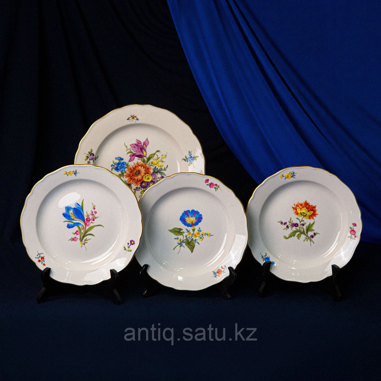 Комплект тарелок «Цветы» (блюдо + 3 тарелки)