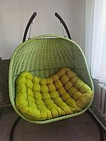 Двухместное подвесное кресло-кокон светло-зеленое из искусственного ротанга. Класс "Элит."