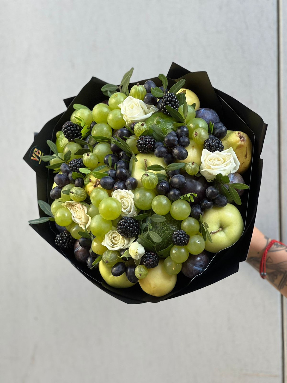 Фруктовый букет с цветами и ягодами, фото 1