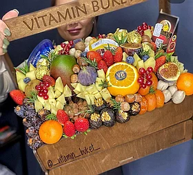 Подарочный ящик с сырами, сухофруктами, и ягодами