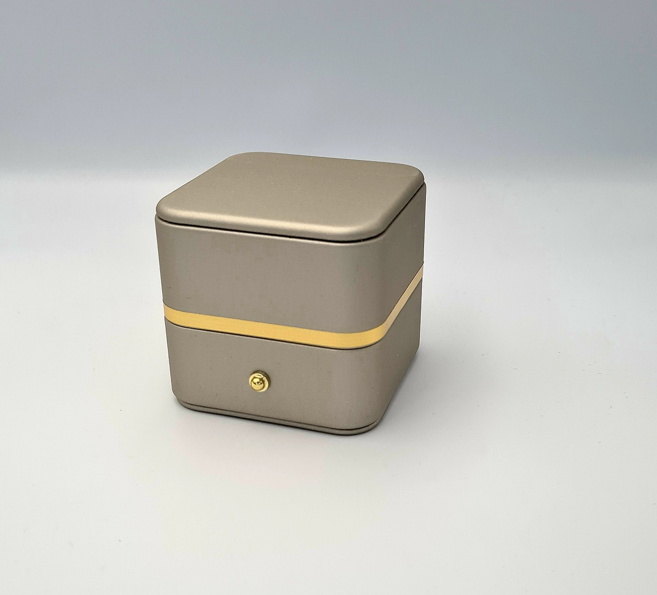 Ювелирная коробочка для кольца золотая 19375-94