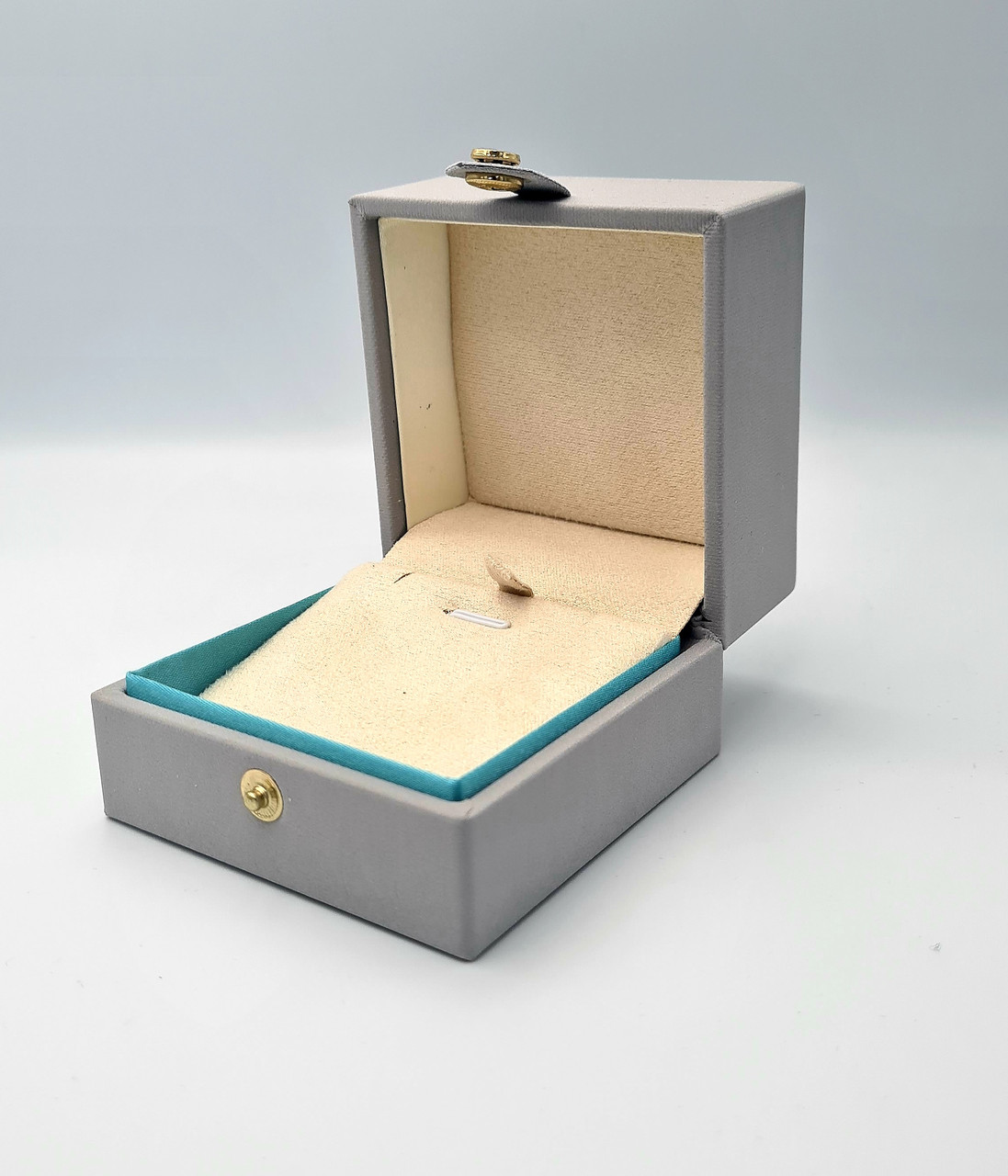 Ювелирная коробочка серая с кнопкой под кулон или серьги 19375-141 - фото 2 - id-p103705131