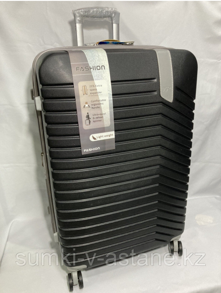 Большой пластиковый дорожный чемодан на 4-х колёсах.ABS+PC. Высота 77 см, ширина 49 см, глубина 32 см.