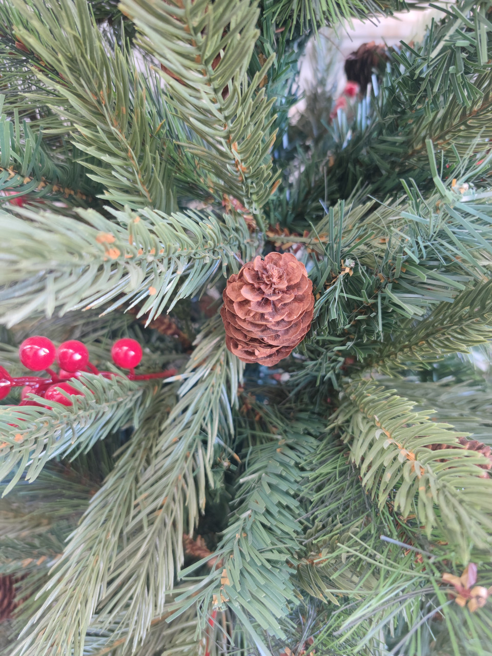 Новогодняя елка Green de Lux комнатная напольная с ягодами и шишками ...