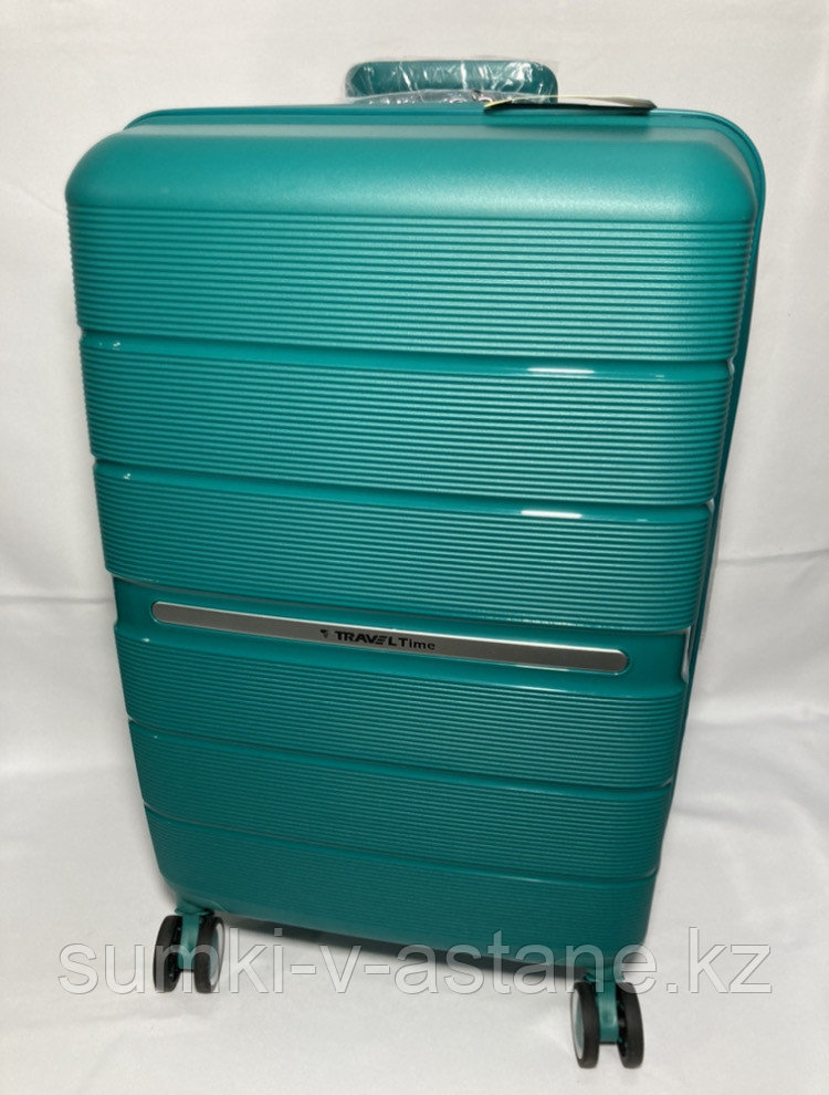 Средний пластиковый дорожный чемодан на 4-х колёсах "Travel Time". Высота 64 см, ширина 41 см, глубина 24 см.