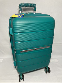 Маленький пластиковый дорожный чемодан на 4-х колёсах"Travel Time". Высота 53 см, ширина 34 см, глубина 21 см.