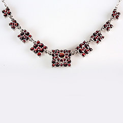 Колье из серебра с природным богемским гранатом