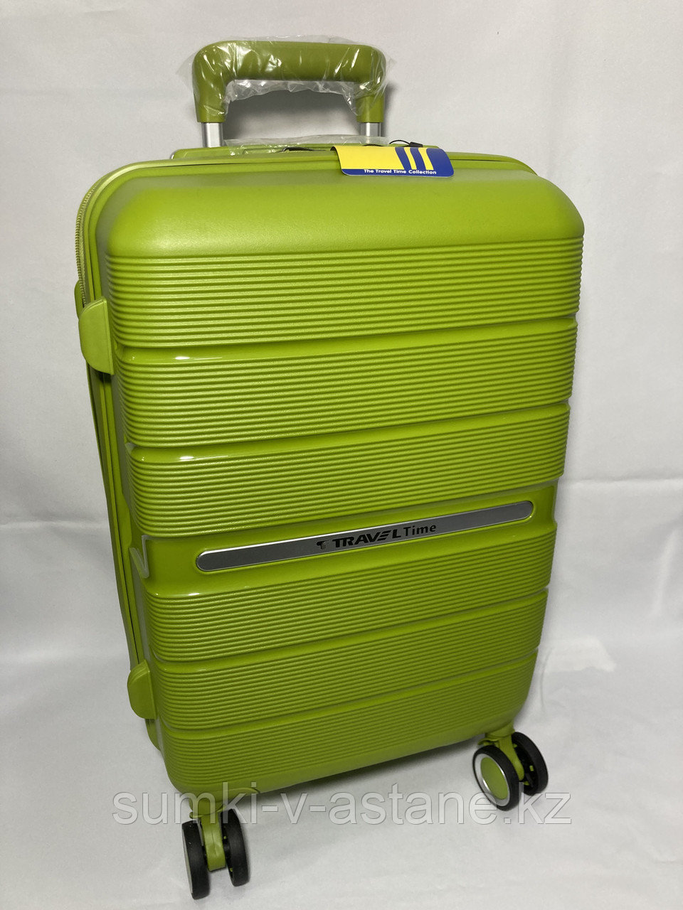 Маленький пластиковый дорожный чемодан на 4-х колёсах. Ручная кладь. Высота 53 см, ширина 34 см, глубина 21 см