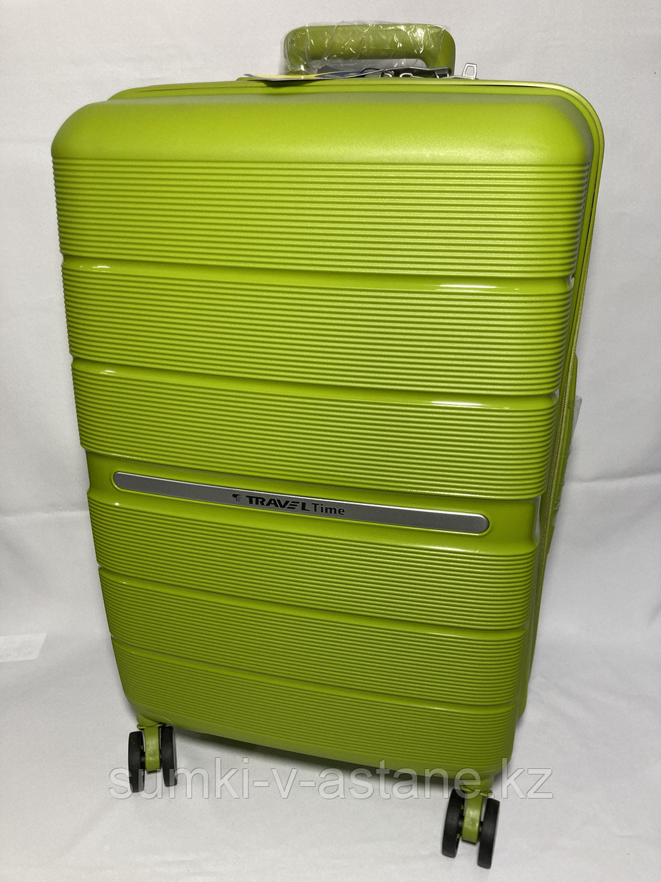 Средний пластиковый дорожный чемодан на 4-х колёсах Travel Time (высота 64 см, ширина 41 см, глубина 25 см)