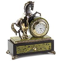 Часы со шкатулкой "Конь на дыбах" из бронзы и змеевика 120838