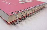 Блокнот формата А5 на 50 листов в блоке с серебристой пружиной по длинной стороне