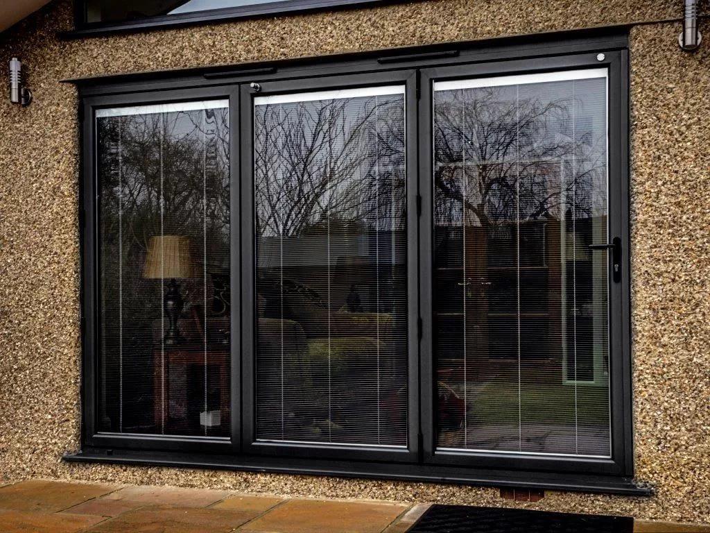 стекла темные на окон. стеклянные окна. алюминиевые окна шуко. 1. стекла темные на окон.